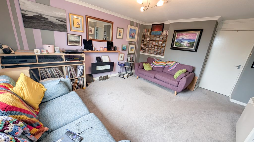 Property photo 3 of 10 Lounge