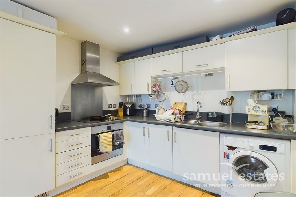 Property photo 3 of 11 Kitchen