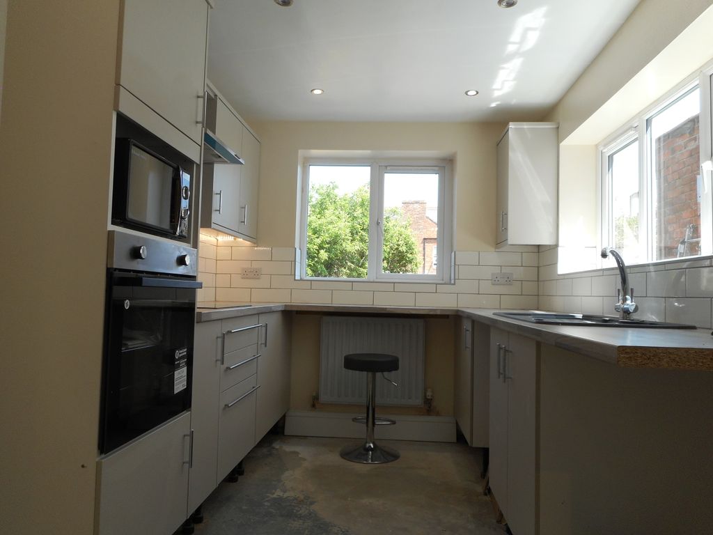 Property photo 3 of 12 Kitchen