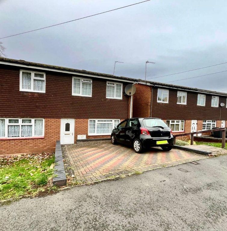 Property photo 1 of 12 Driveway