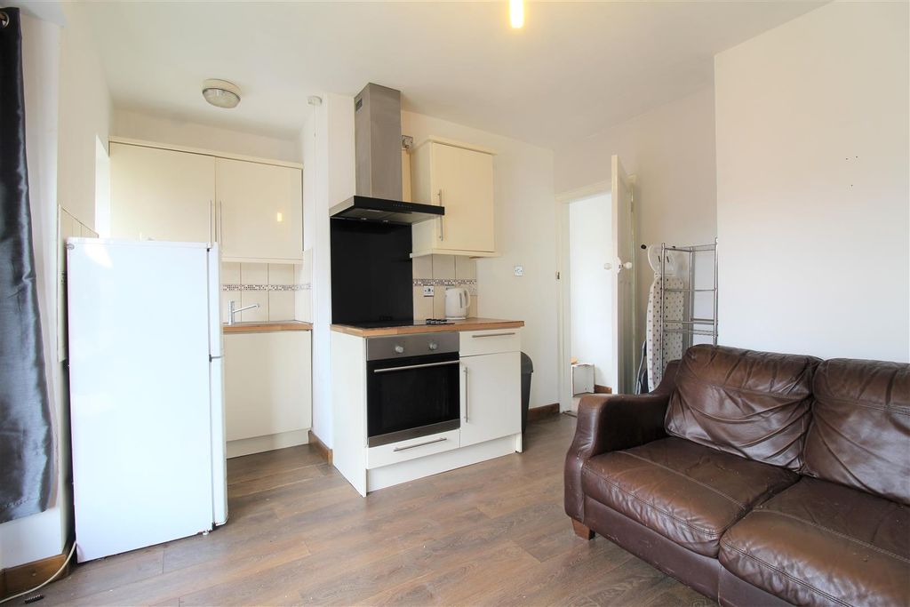 Property photo 2 of 6 2 Living Room And Kitchen.Jpg