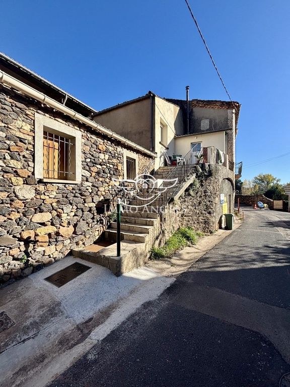 Property photo 1 of 6 House 250 m² + 90 m² Garage Living Space + Strong Potential