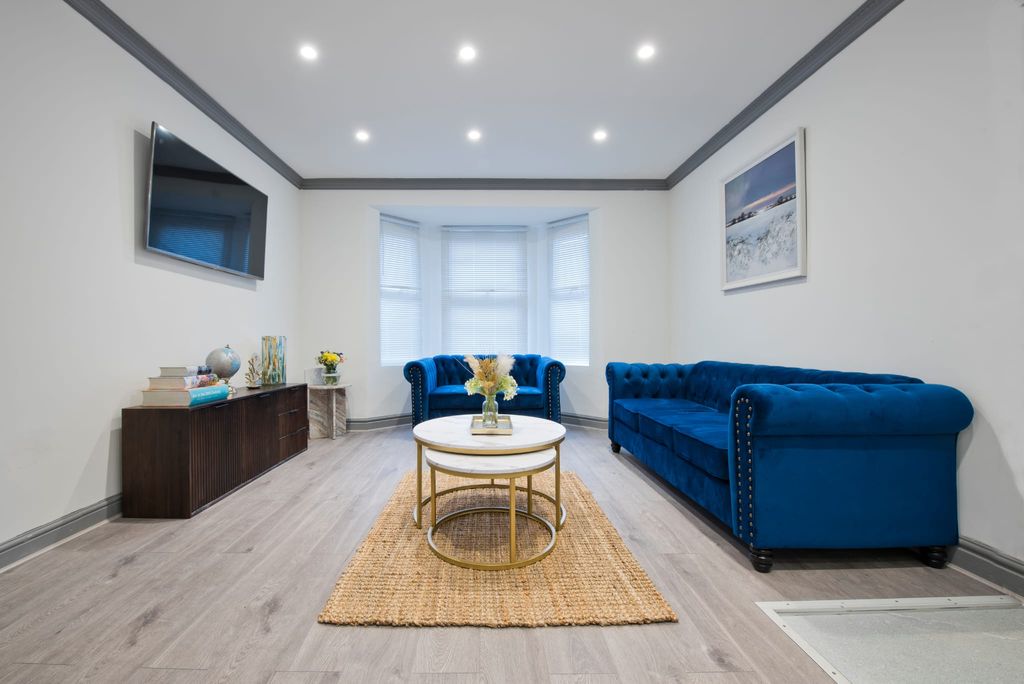 Property photo 1 of 17 Living Room