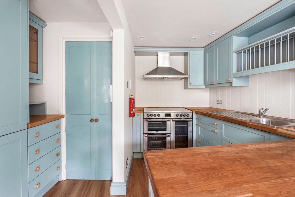Property photo 2 of 19 Kitchen
