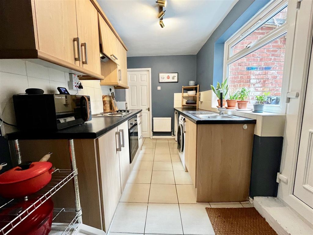 Property photo 3 of 14 Kitchen
