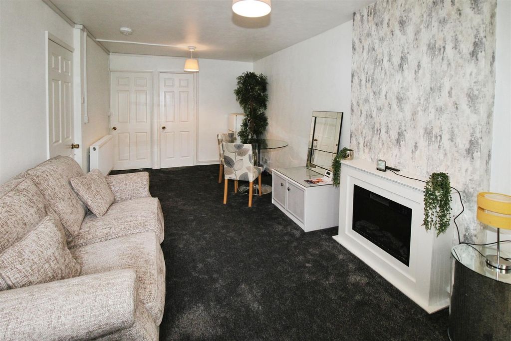 Property photo 3 of 11 Living Room