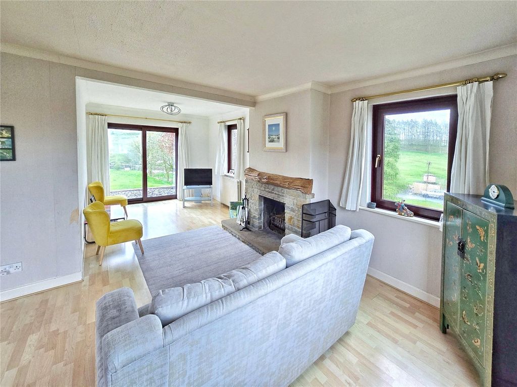 Property photo 3 of 20 Lounge