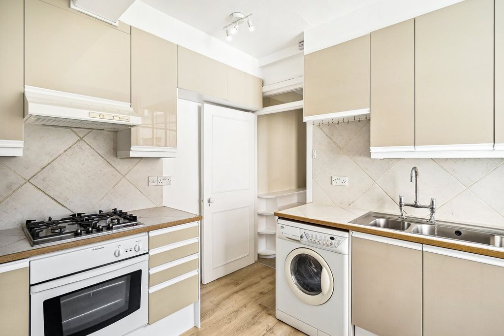 Property photo 2 of 10 Kitchen