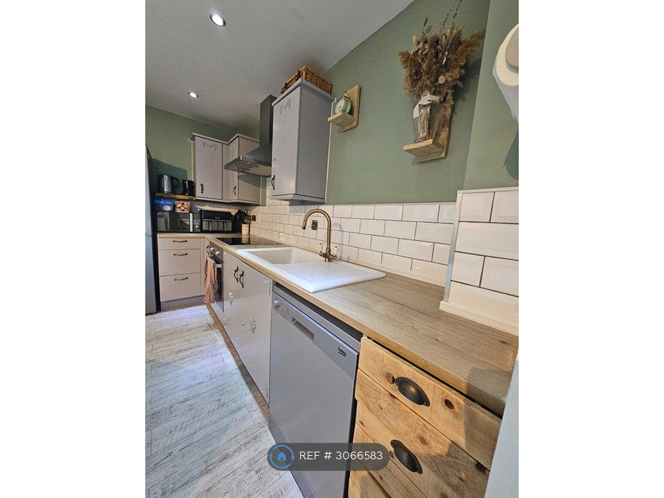 Property photo 3 of 10 Kitchen
