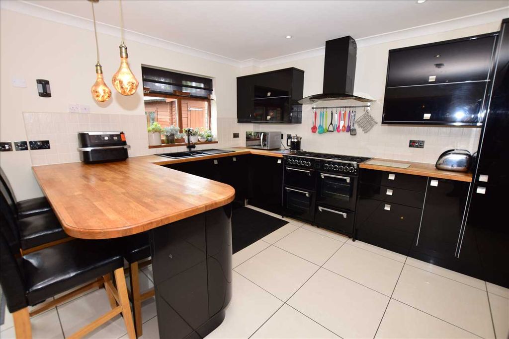 Property photo 2 of 33