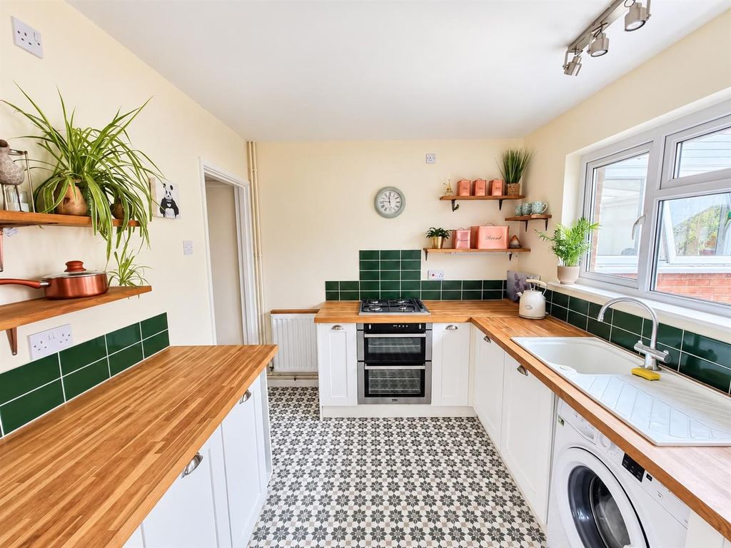 Property photo 3 of 11 Kitchen