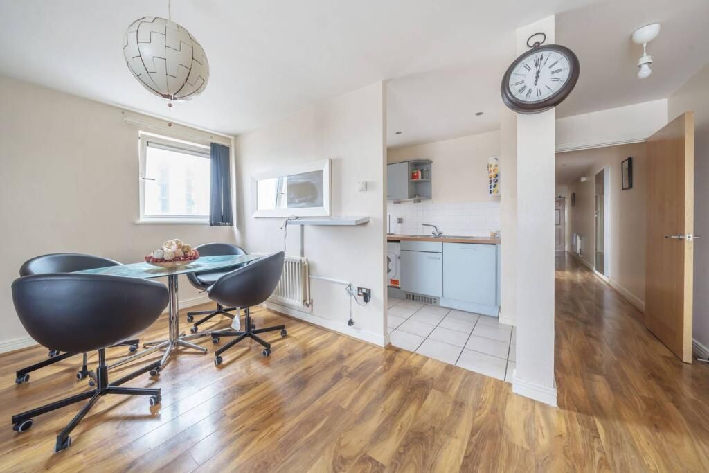 Property photo 1 of 5 Modern Two-Bedroom Apartment With En-Suite &amp; Concierge In A Desirable Location