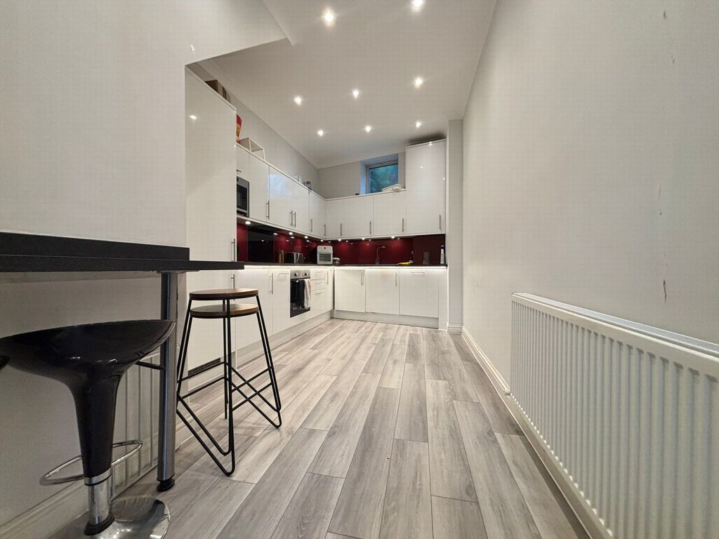 Property photo 3 of 9 Kitchen