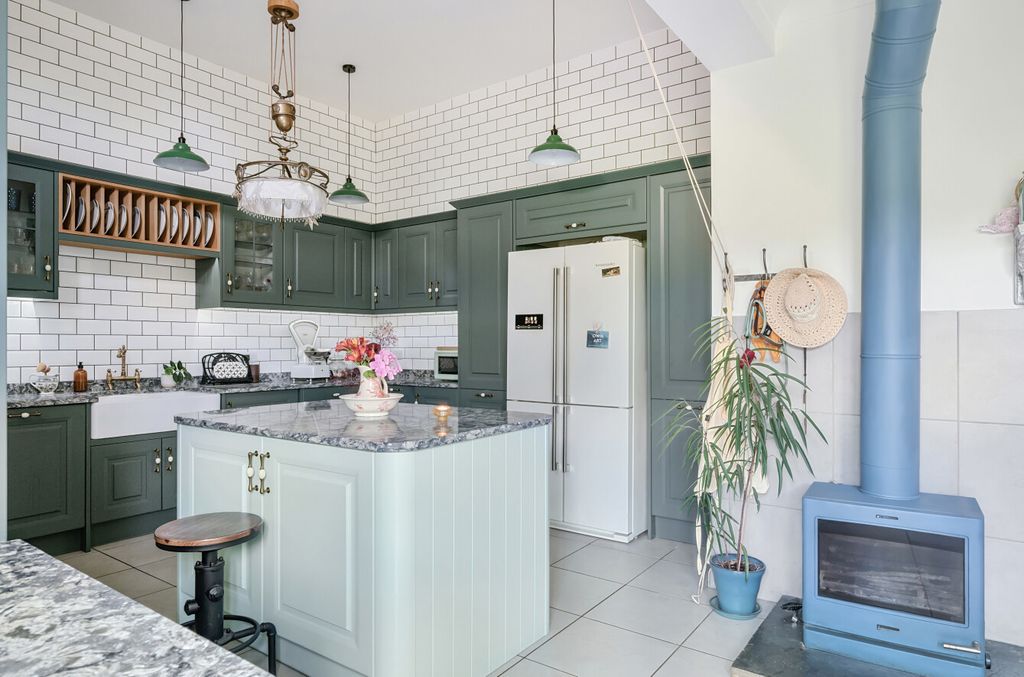 Property photo 2 of 24 1306375-3-685991B...