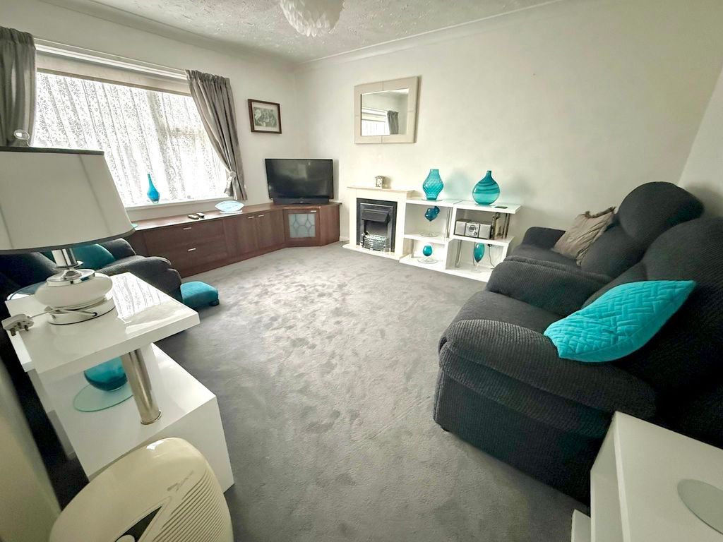 Property photo 3 of 11 Living Room