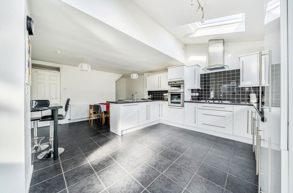 Property photo 2 of 24 1347288468c92c015A570