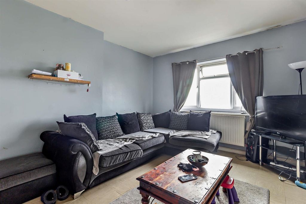 Property photo 2 of 8 8637814-Interior04-800.Jpg