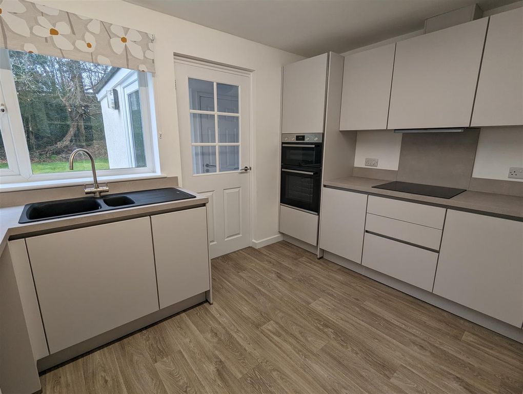 Property photo 3 of 17 Kitchen