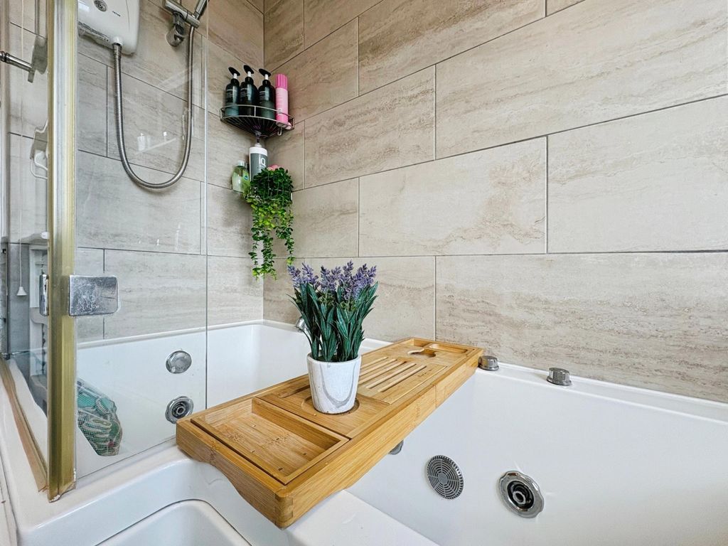 Property photo 1 of 15 Bathroom