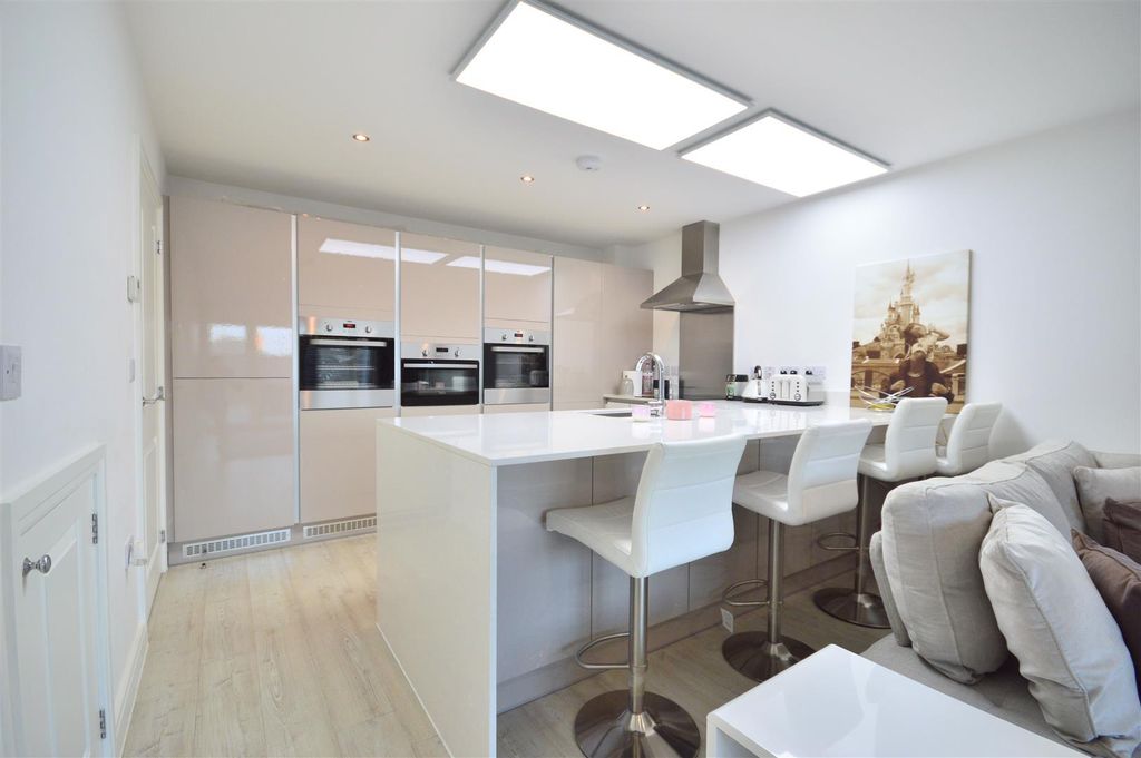 Property photo 3 of 11 Kitchen