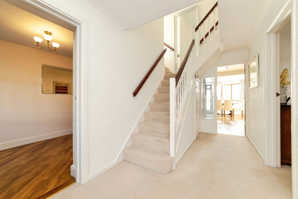 Property photo 2 of 31