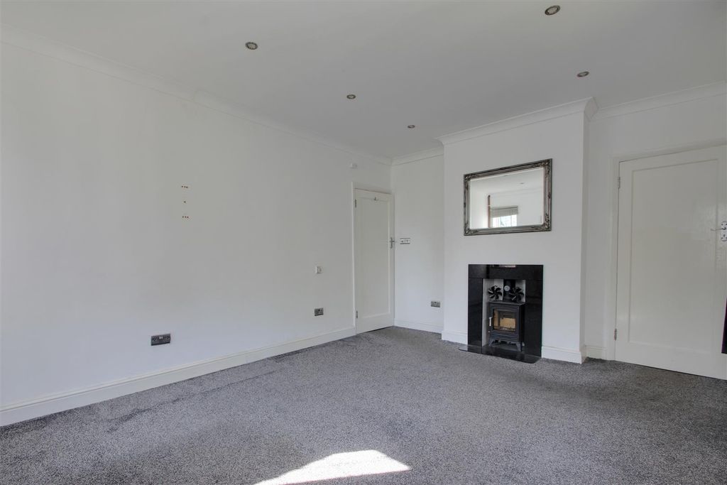 Property photo 3 of 16 Lounge
