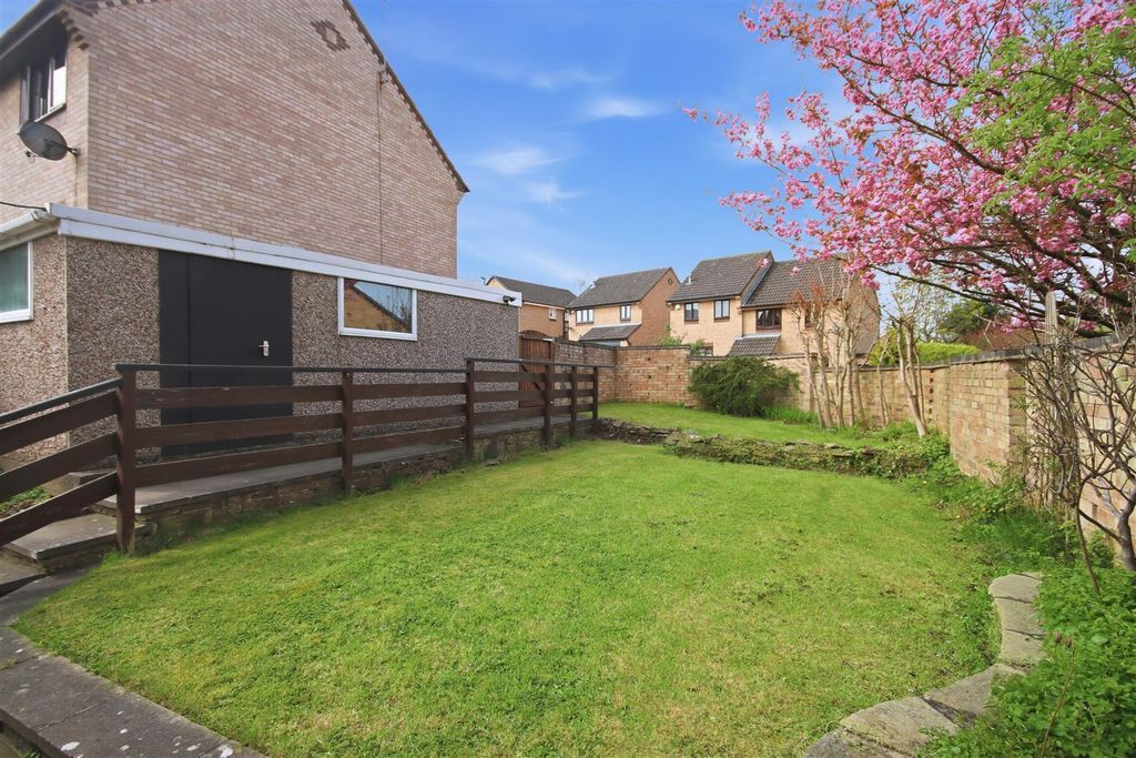 Property photo 3 of 15 Side Garden