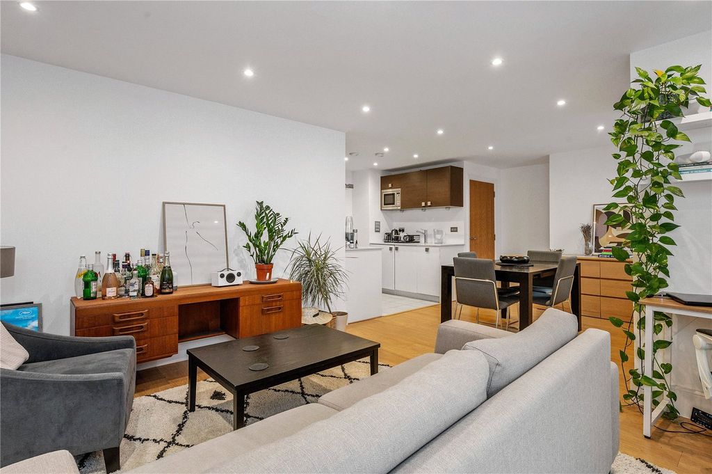 Property photo 1 of 11 Sitting Room