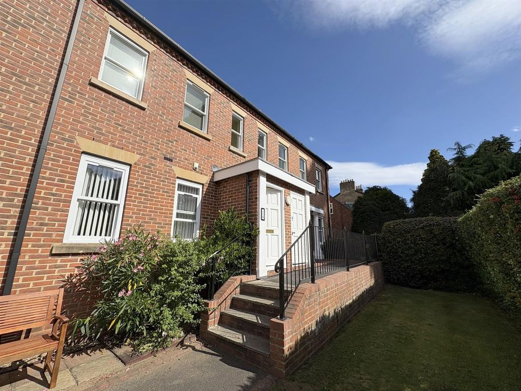 Property photo 2 of 18 Externally