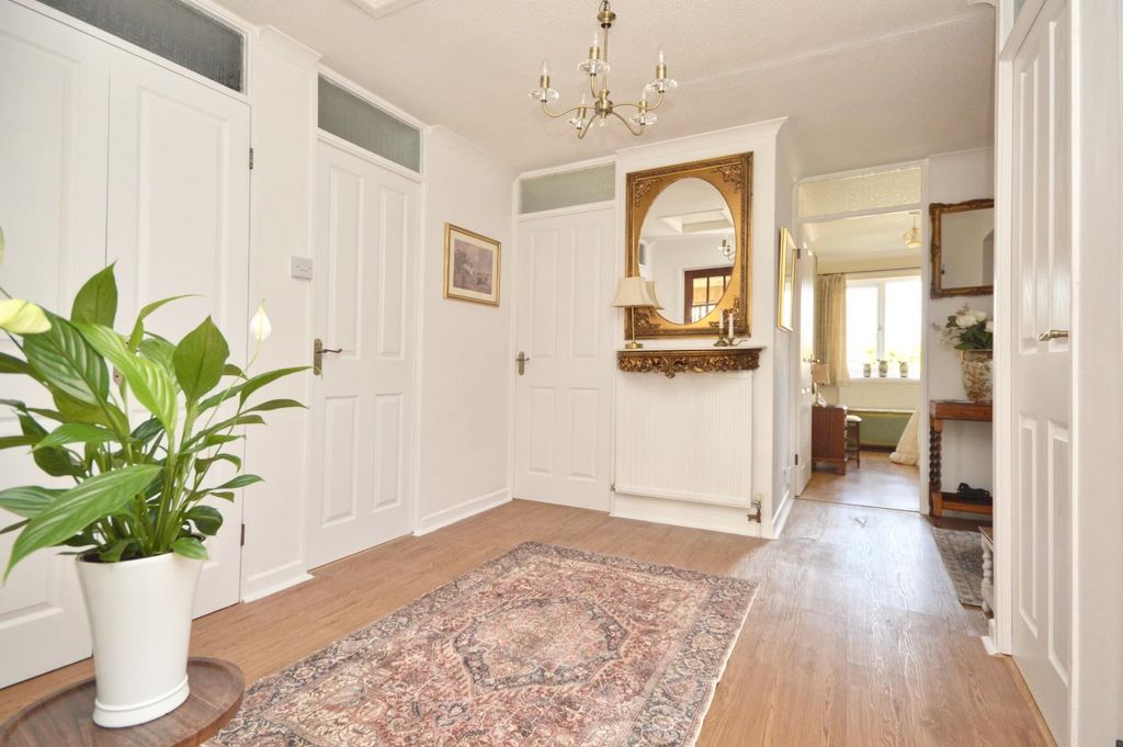 Property photo 2 of 19 Entrance Hall