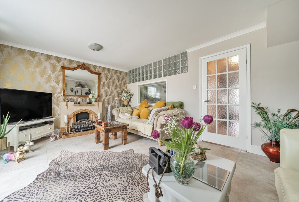 Property photo 1 of 15 1437815-10-69Cbdb...