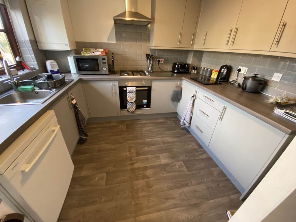 Property photo 2 of 10 Kitchen