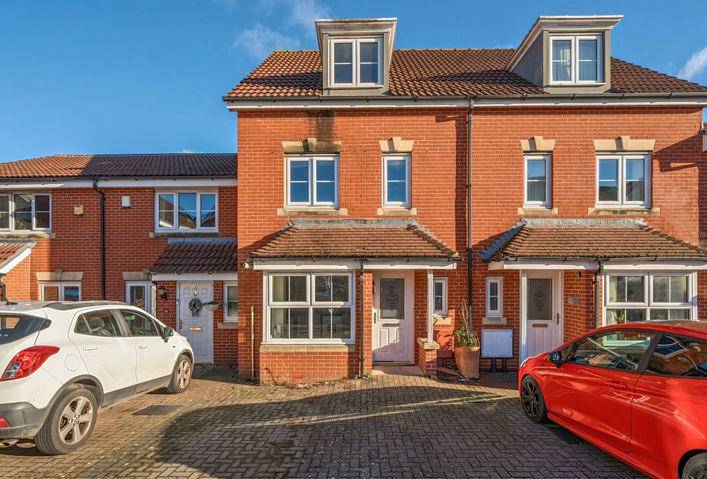 Property photo 1 of 19 1383224-1-692586F...