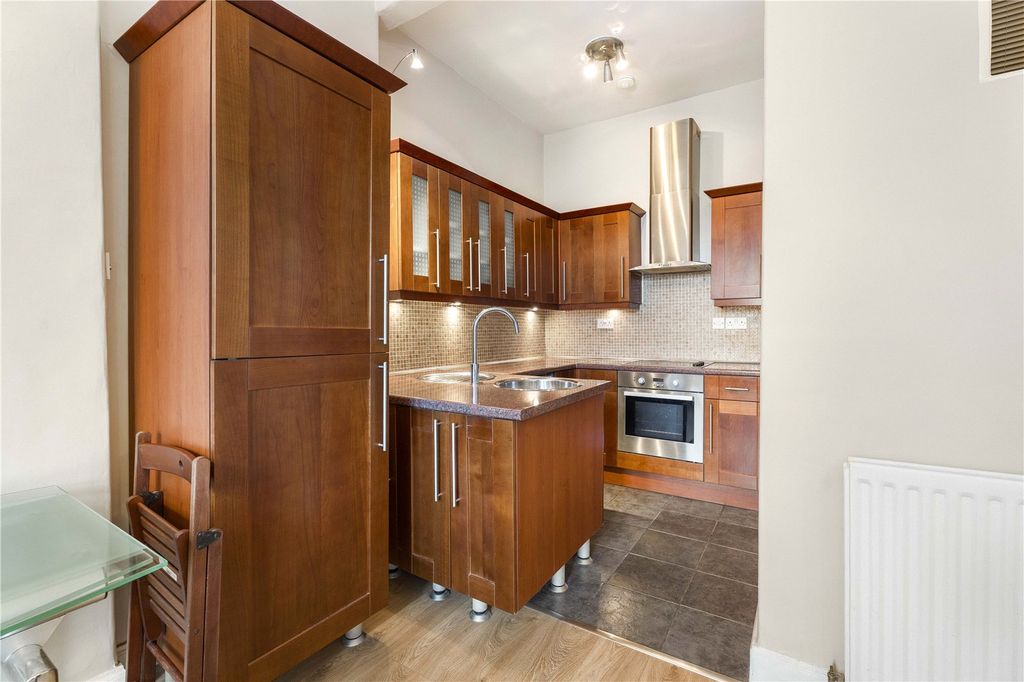 Property photo 3 of 15 Broughton Road