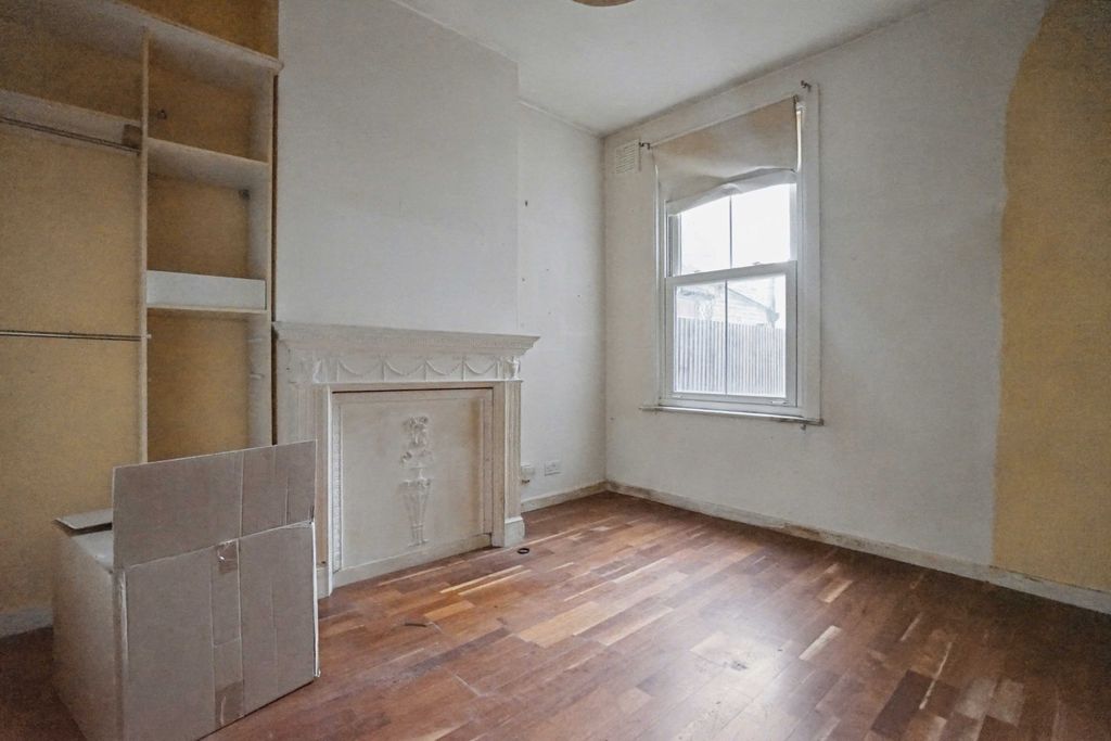 Property photo 3 of 24 64 Natal Road, Streatham, London, Sw16 6Hz