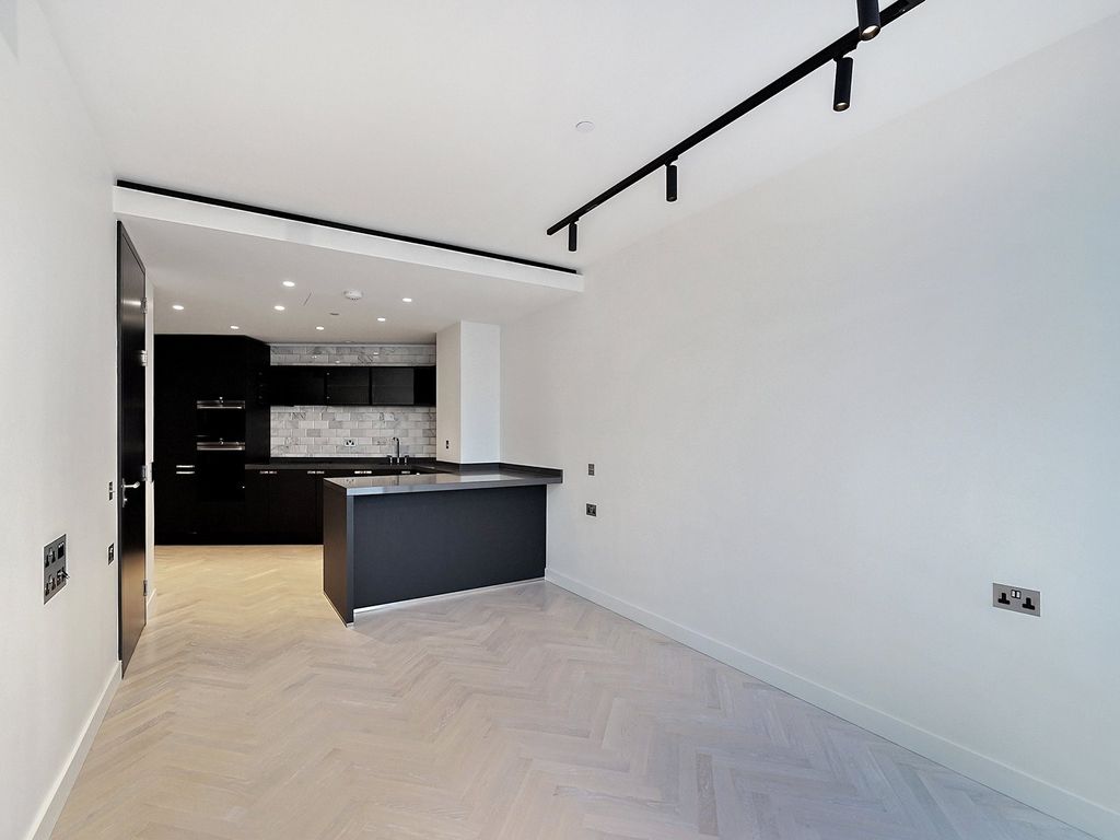 Property photo 3 of 14 One Crown Place