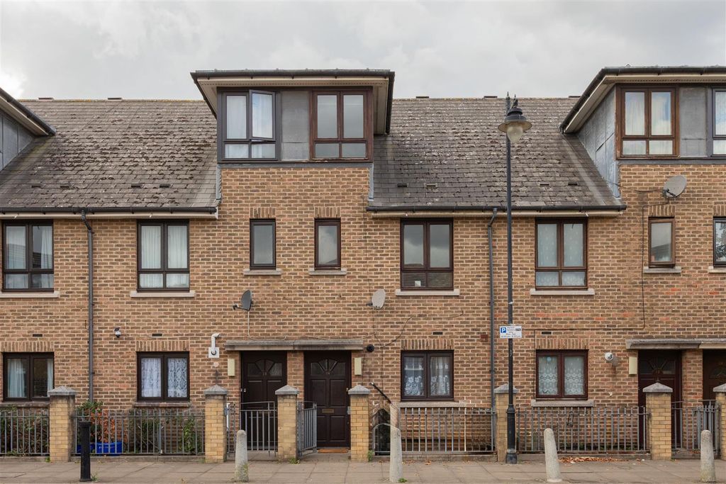 Property photo 1 of 18 Corn Way E11