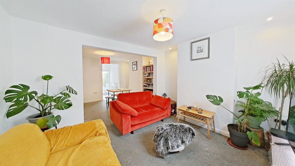 Property photo 2 of 16 Lounge.Jpg