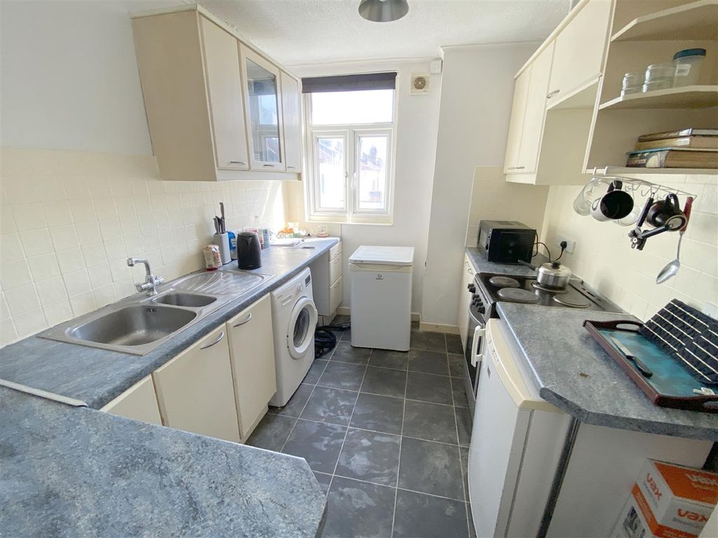 Property photo 1 of 4 Kitchen