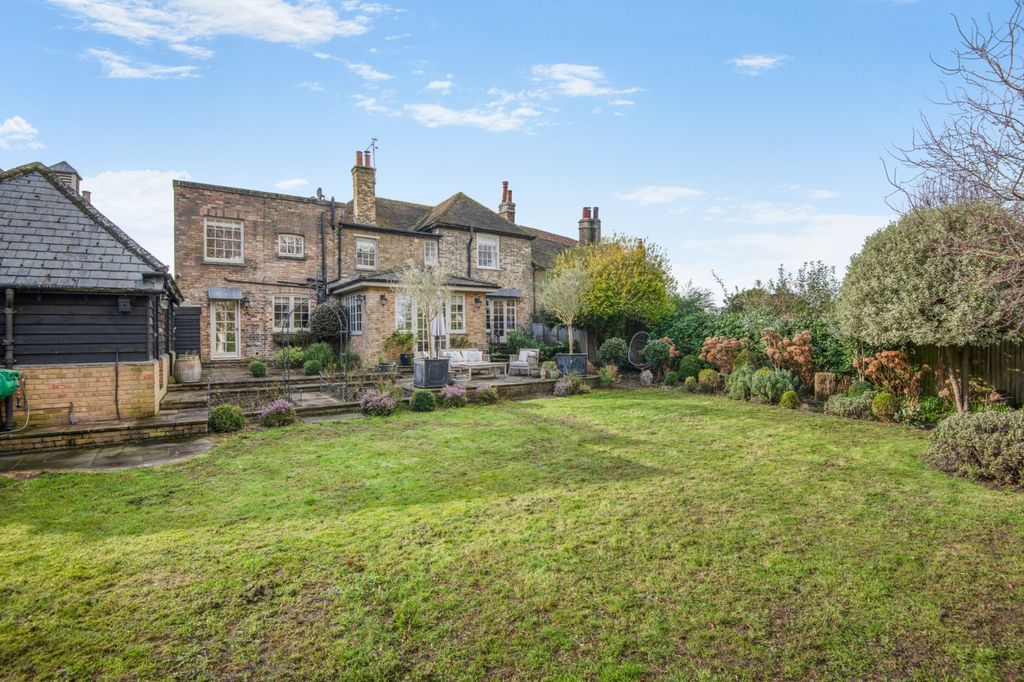 Property photo 2 of 18 Garden