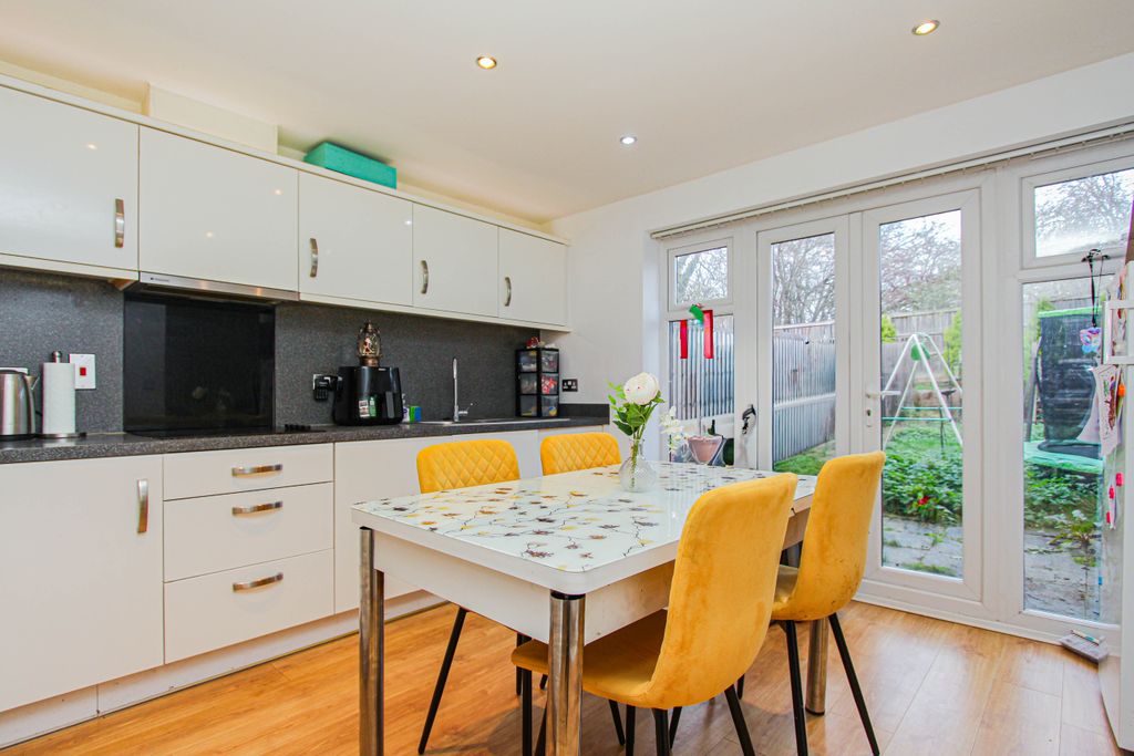 Property photo 2 of 10 Kitchen