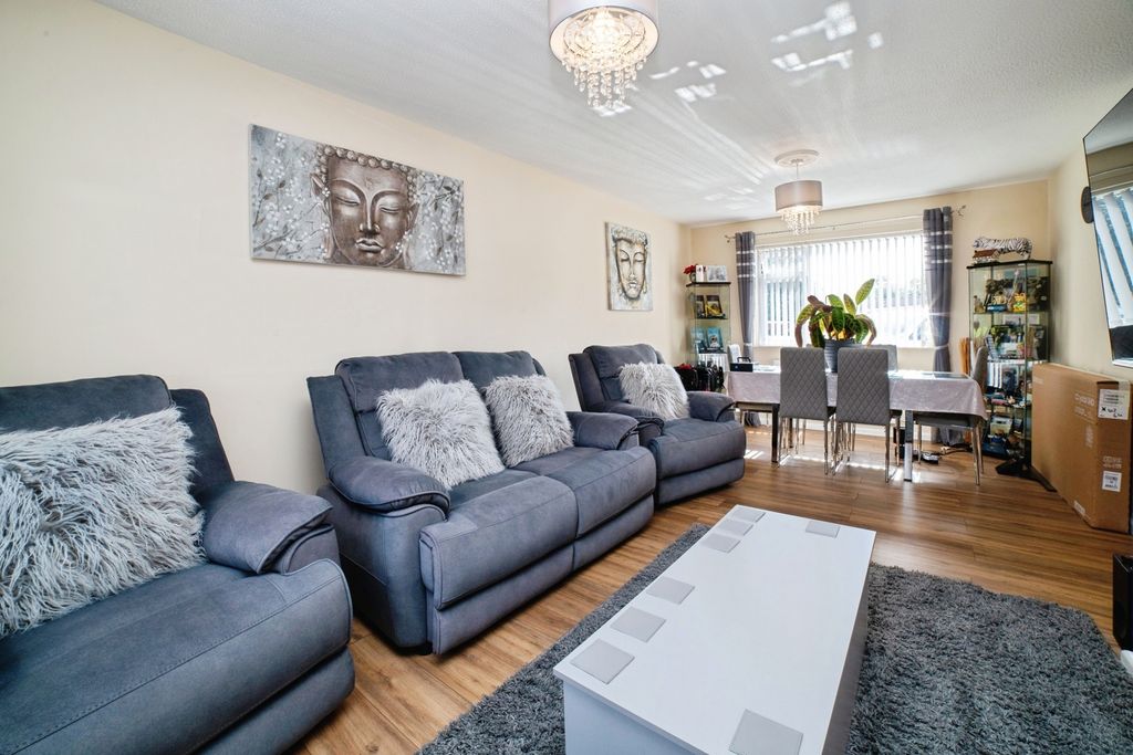 Property photo 3 of 18 Lounge