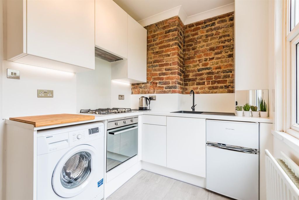 Property photo 1 of 6 Studio Flat