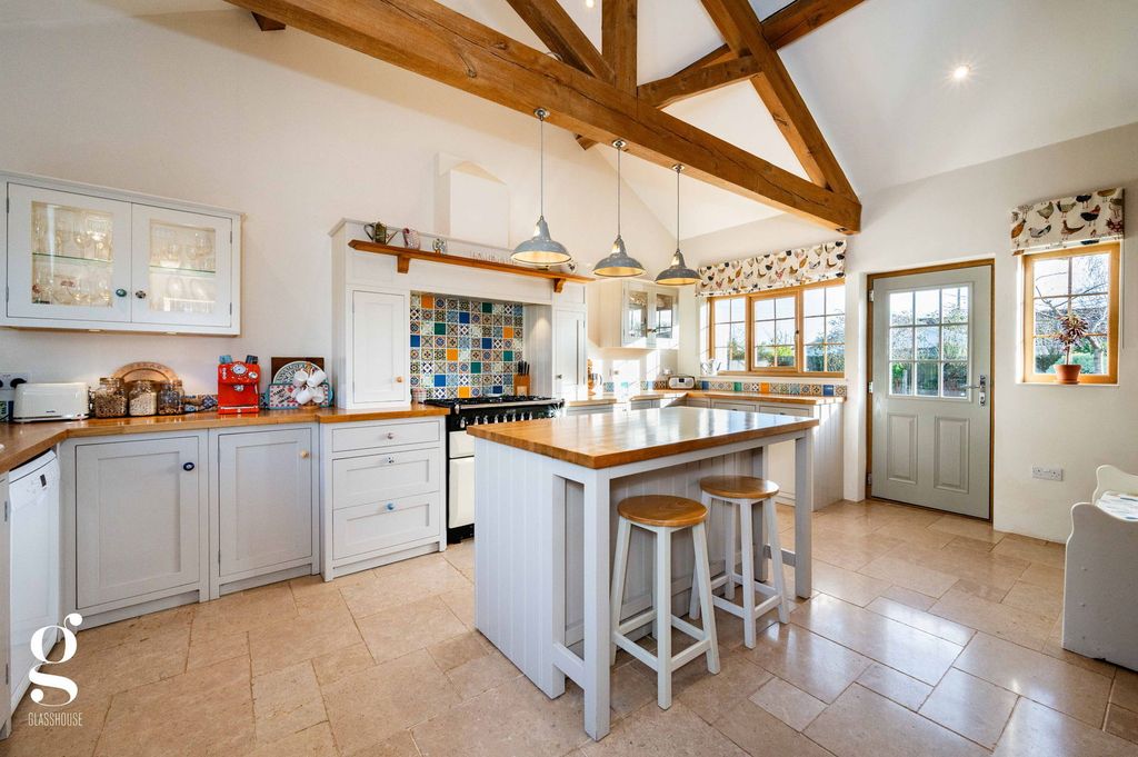 Property photo 3 of 32