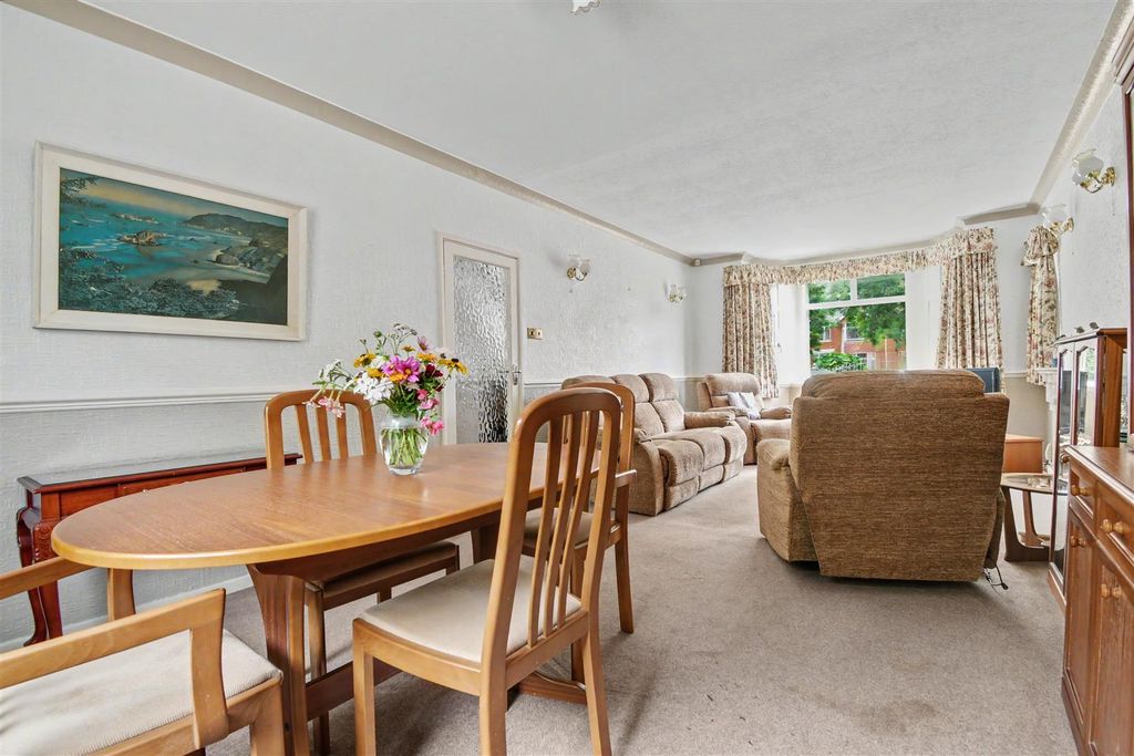 Property photo 2 of 29 Lounger Diner
