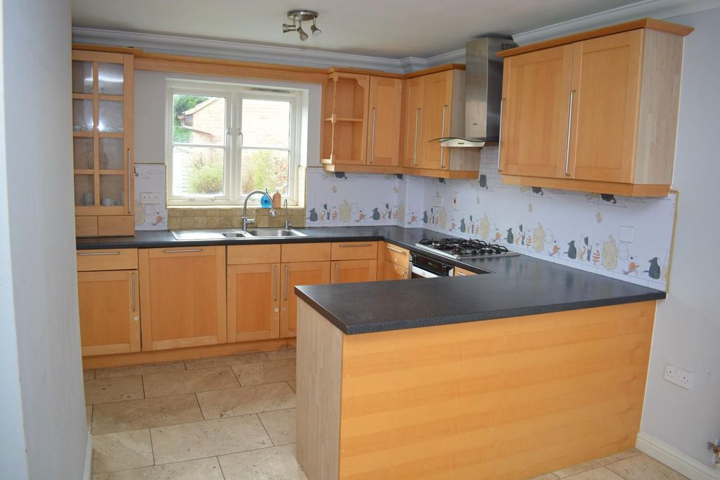 Property photo 3 of 10 Kitchen / Dining Room