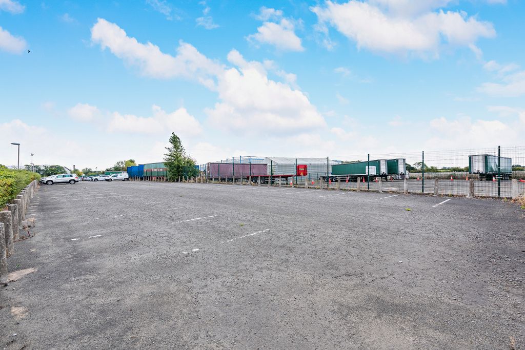 Property photo 3 of 9 8663600-Exterior02-800