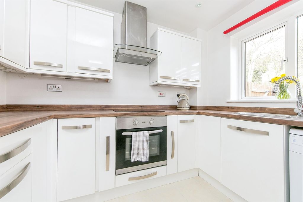 Property photo 2 of 10 Kitchen