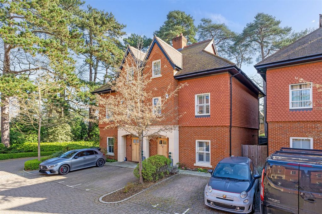 Property photo 1 of 18 104556_4 Queensbury Gardens-3.Jpg