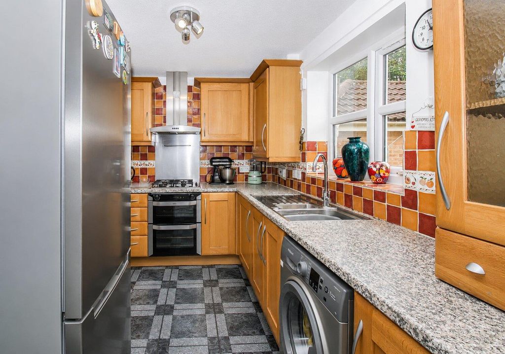 Property photo 3 of 12 Kitchen